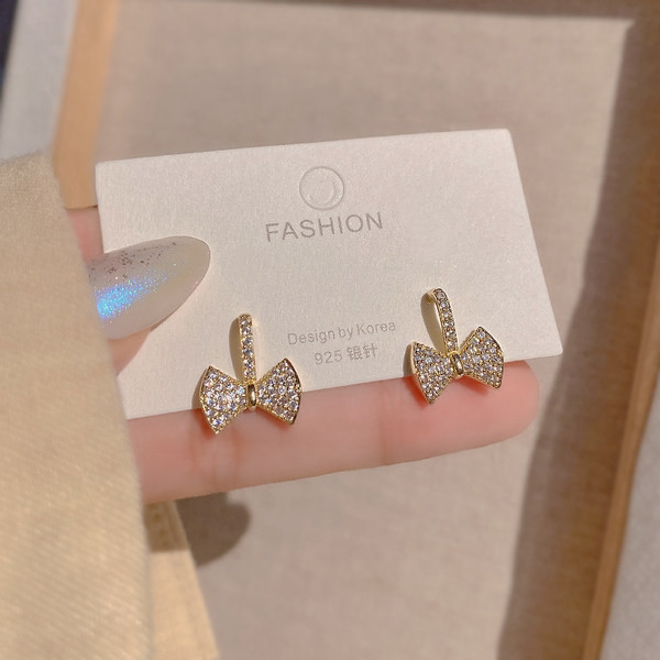 Moderne naušnice u obliku trake sa kamenčićima