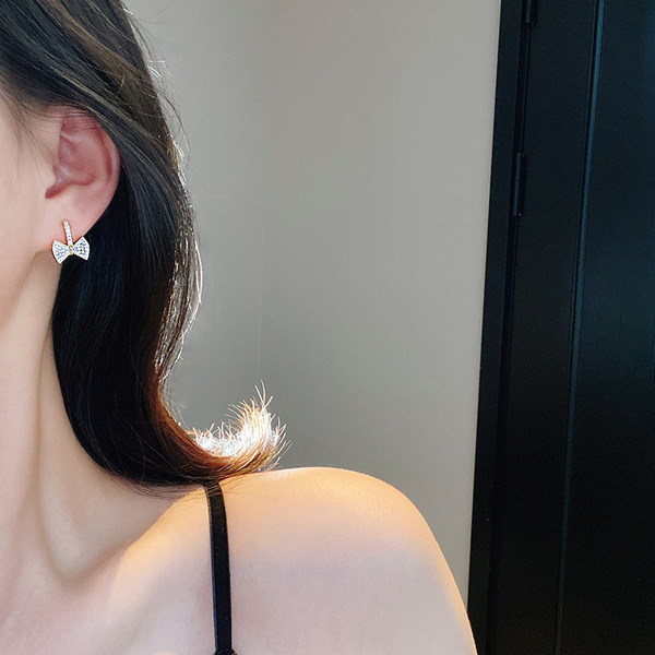 Moderne naušnice u obliku trake sa kamenčićima