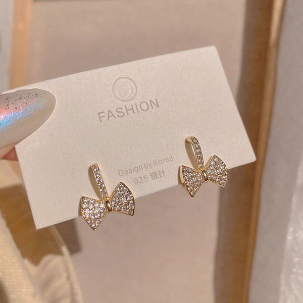 Moderne naušnice u obliku trake sa kamenčićima