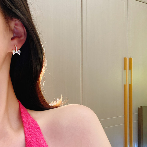 Moderne naušnice u obliku trake sa kamenčićima