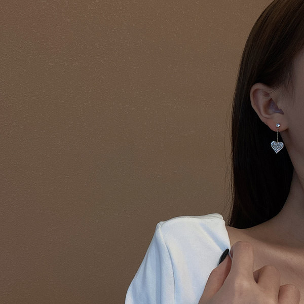 Ženske naušnice sa privjeskom u obliku srca i ukrasnim kamenčićima