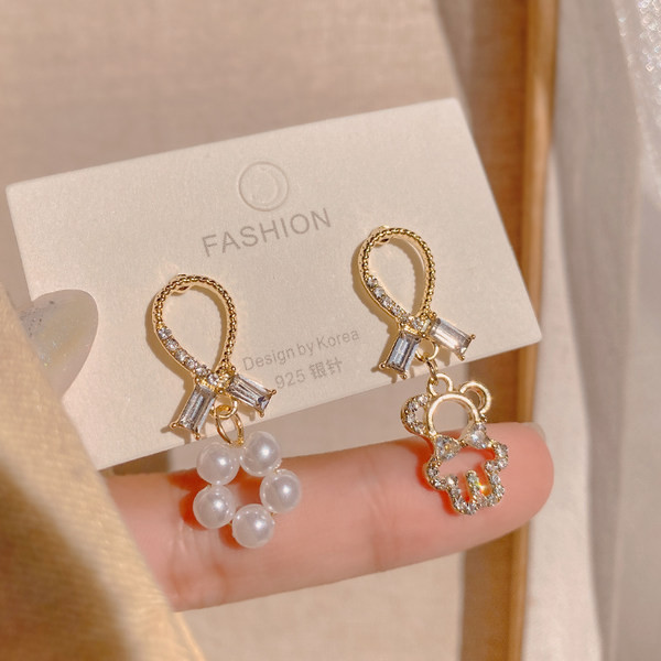 Novi model zlatnih naušnica sa biserima i privjeskom medvjedić