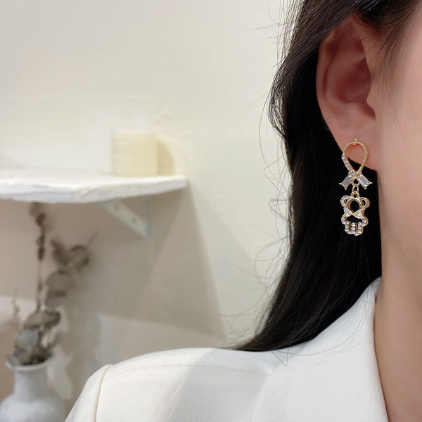 Novi model zlatnih naušnica sa biserima i privjeskom medvjedić