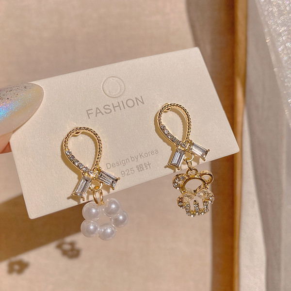 Novi model zlatnih naušnica sa biserima i privjeskom medvjedić