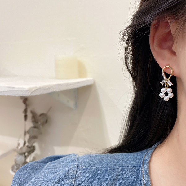 Novi model zlatnih naušnica sa biserima i privjeskom medvjedić