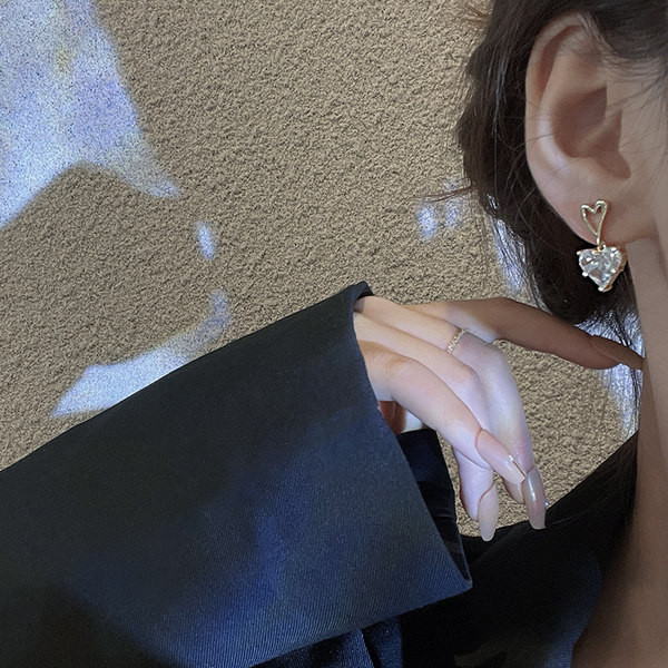 Novi model ženskih naušnica u obliku srca sa kamenčićima