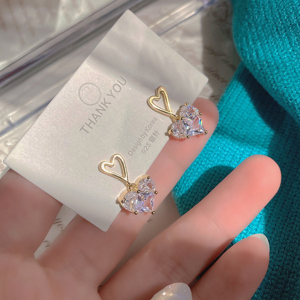 Novi model ženskih naušnica u obliku srca sa kamenčićima