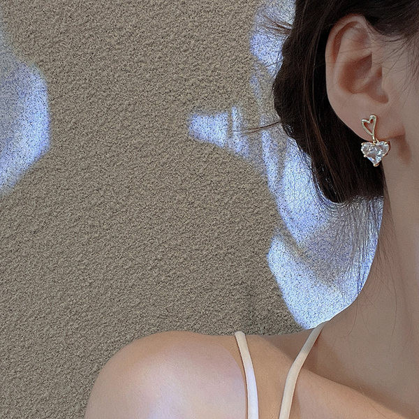 Novi model ženskih naušnica u obliku srca sa kamenčićima