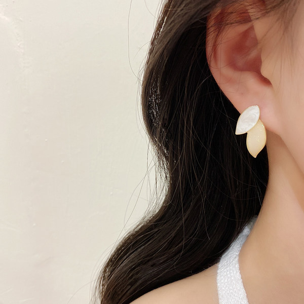 Ženske naušnice sa bisernim privjeskom u zlatnoj boji