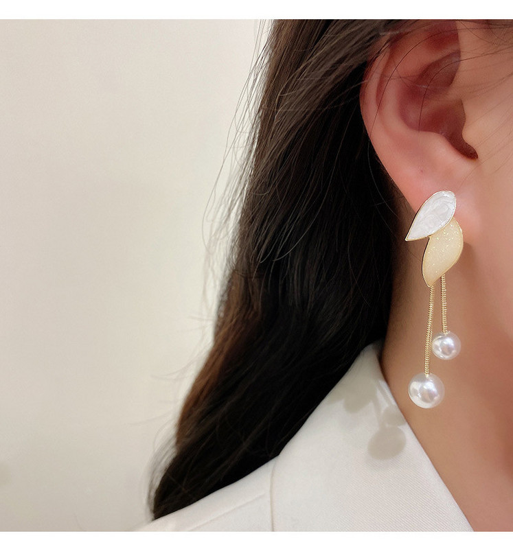 Ženske naušnice sa bisernim privjeskom u zlatnoj boji