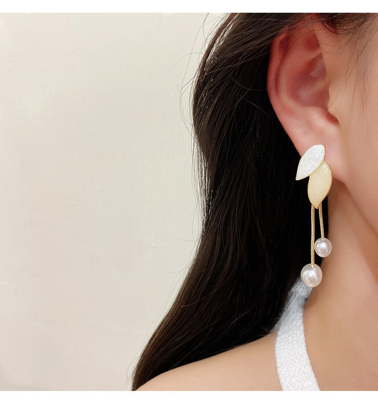 Ženske naušnice sa bisernim privjeskom u zlatnoj boji