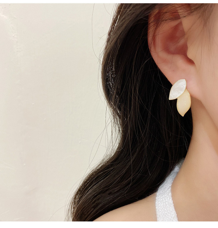 Ženske naušnice sa bisernim privjeskom u zlatnoj boji