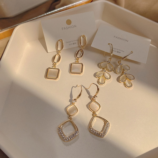 Κομψά γυναικεία μακριά σκουλαρίκια σε τρία μοντέλα