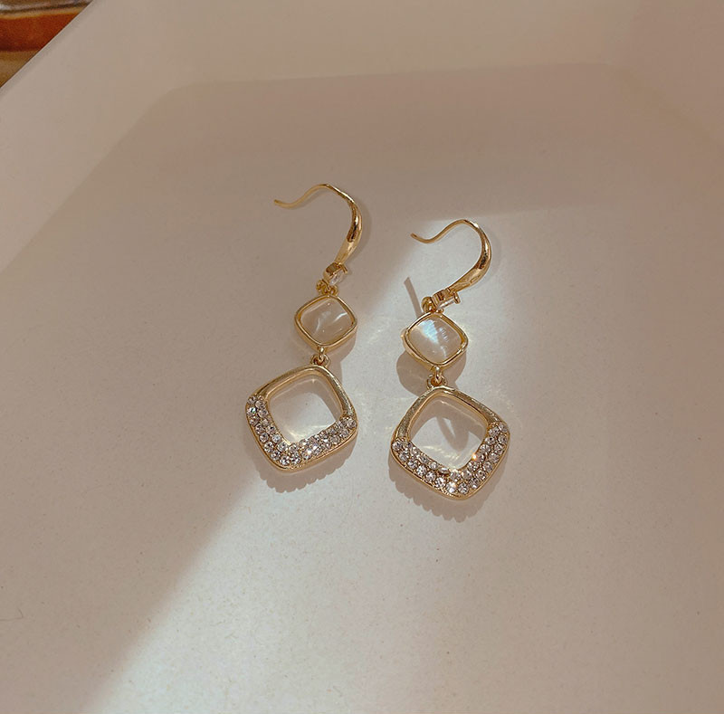 Κομψά γυναικεία μακριά σκουλαρίκια σε τρία μοντέλα