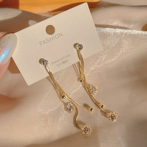 Дамски обеци с камъни в златист цвят 