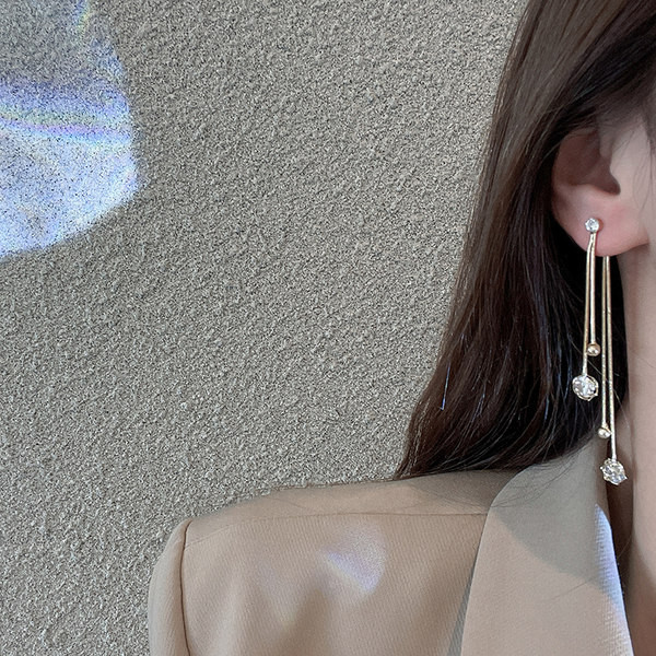 Дамски обеци с камъни в златист цвят 