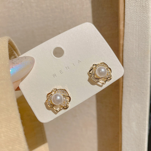 Дамски обеци с перли във формата на цвете