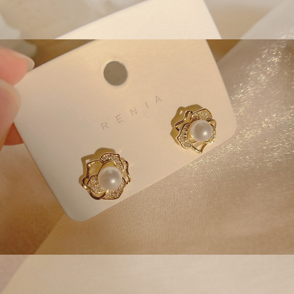 Дамски обеци с перли във формата на цвете