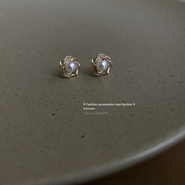 Дамски обеци с перли във формата на цвете