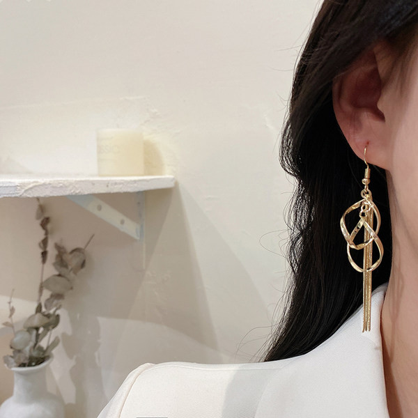 Ženske okrugle naušnice sa resama u zlatnoj boji