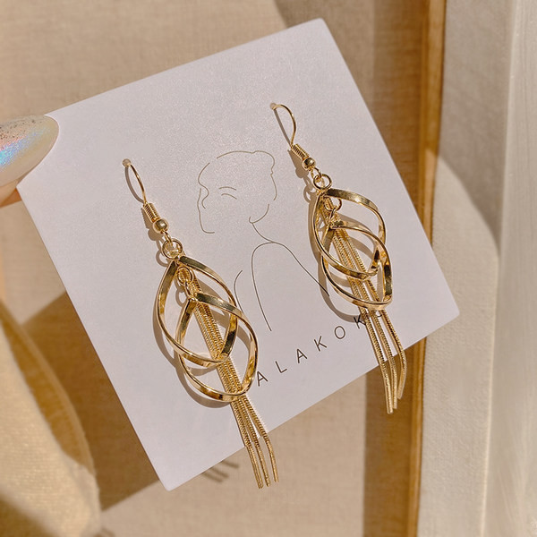 Ženske okrugle naušnice sa resama u zlatnoj boji