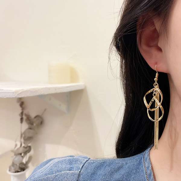 Ženske okrugle naušnice sa resama u zlatnoj boji