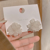 Moderne ženske naušnice - u obliku cvijeta