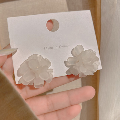 Moderne ženske naušnice - u obliku cvijeta