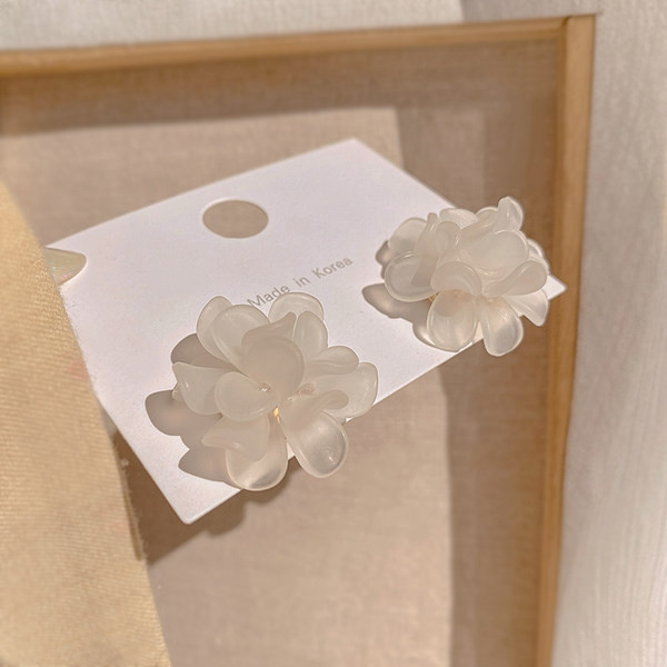 Moderne ženske naušnice - u obliku cvijeta