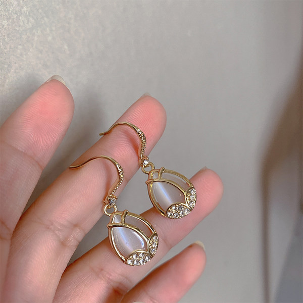 Дамски обеци с висящ камък