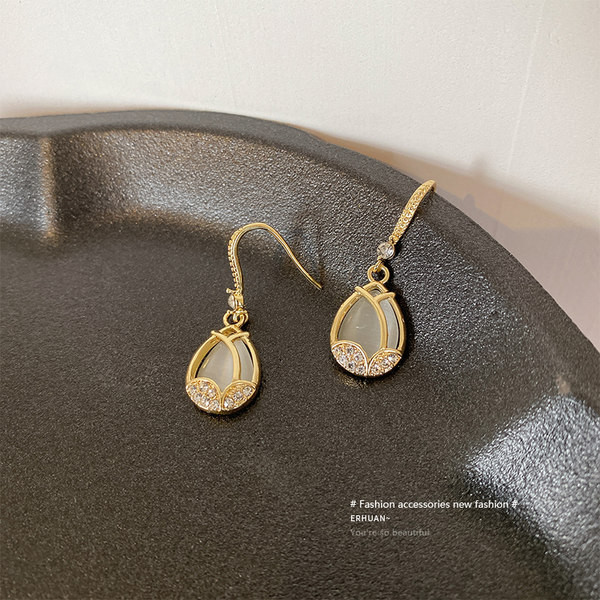 Дамски обеци с висящ камък