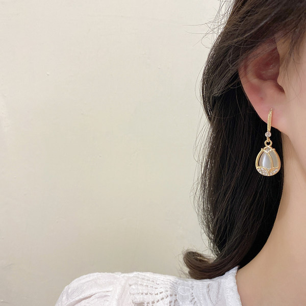 Дамски обеци с висящ камък