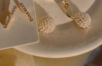 Μοντέρνα γυναικεία σκουλαρίκια με πέρλες και πέτρες