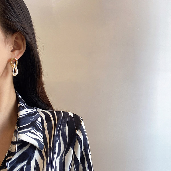 Ženske zlatne naušnice sa kamenčićima