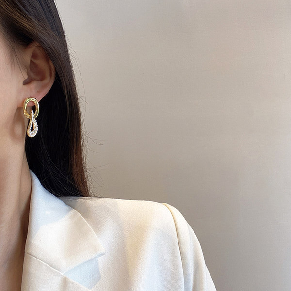 Ženske zlatne naušnice sa kamenčićima