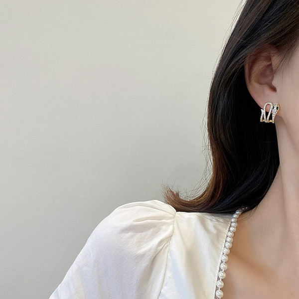 Ženske naušnice sa kamenčićima u obliku zmije