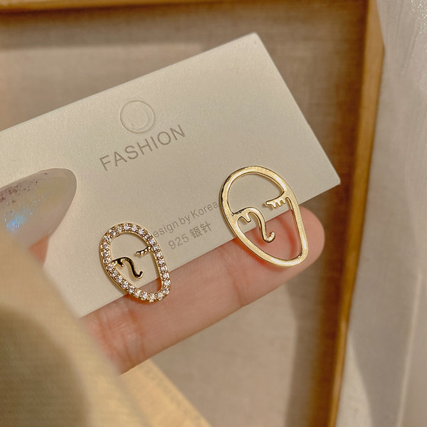 Γυναικεία σκουλαρίκια σε χρυσό χρώμα και πέτρες