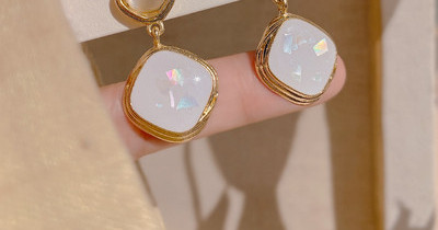 Νέο μοντέλο μοντέρνα γυναικεία σκουλαρίκια σε χρυσά χρώματα