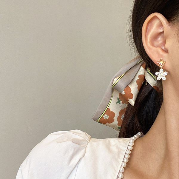 Ženske zlatne naušnice sa cvjetićima i ukrasnim kamenčićima