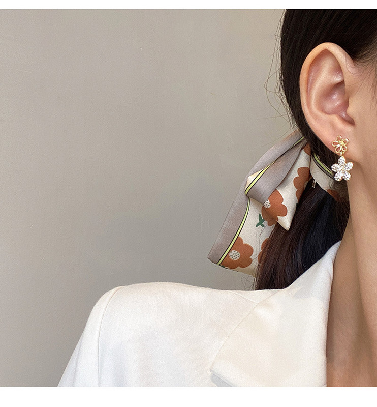 Ženske zlatne naušnice sa cvjetićima i ukrasnim kamenčićima