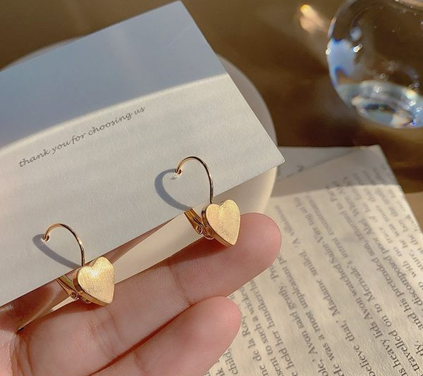 Ženske naušnice sa privjeskom u obliku srca