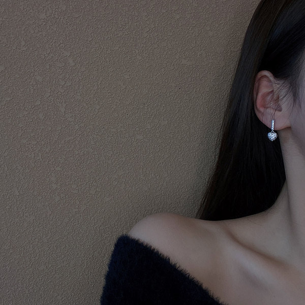 Cercei de dama cu pietre decorative si pandantiv inima