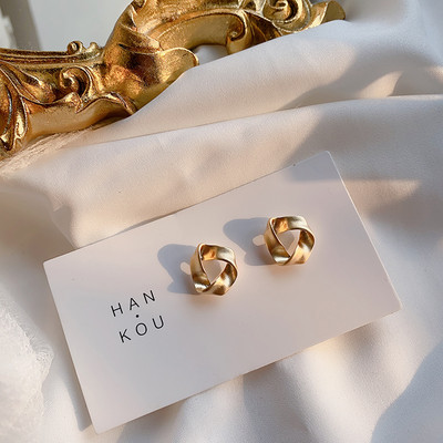 Γυναικεία στρογγυλά σκουλαρίκια σε χρυσό χρώμα