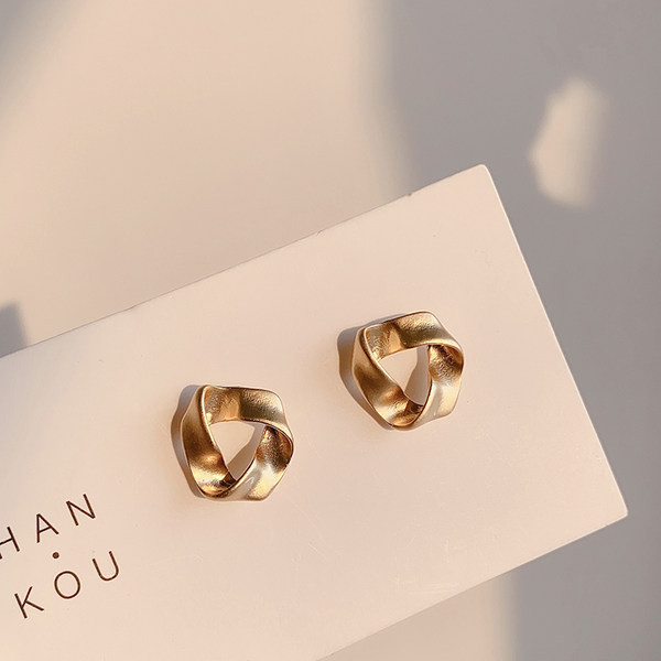 Γυναικεία στρογγυλά σκουλαρίκια σε χρυσό χρώμα