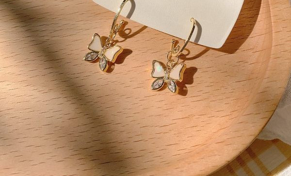 Ženske zlatne naušnice s privjeskom u obliku leptira i kamenčićima