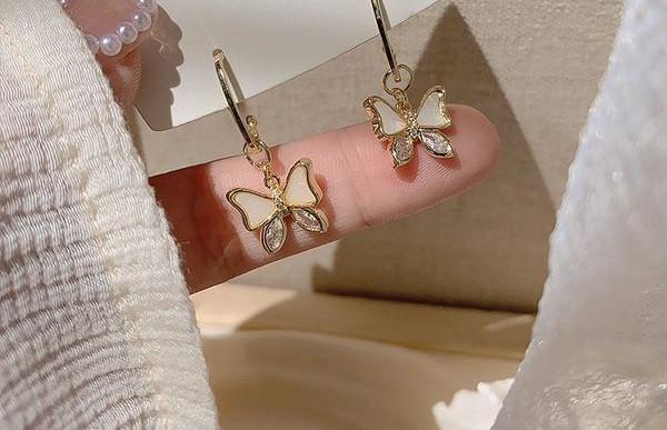 Ženske zlatne naušnice s privjeskom u obliku leptira i kamenčićima