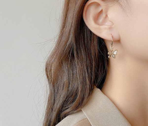 Ženske zlatne naušnice s privjeskom u obliku leptira i kamenčićima