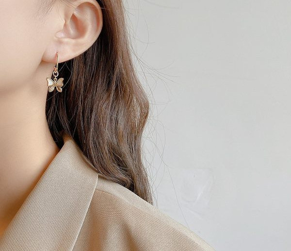 Ženske zlatne naušnice s privjeskom u obliku leptira i kamenčićima