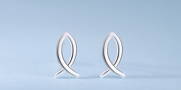 Ženske mini naušnice u obliku ribe srebrne boje