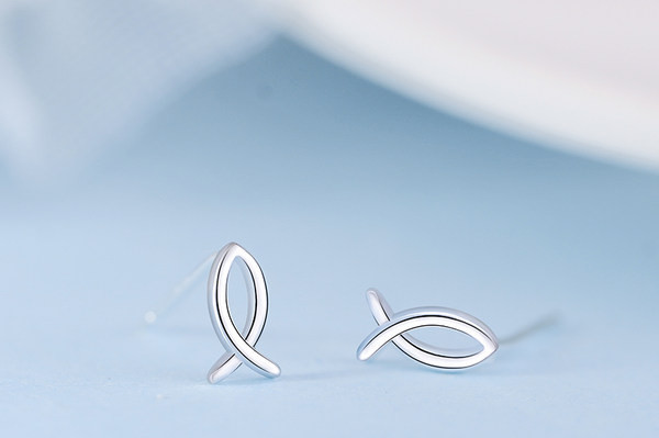 Ženske mini naušnice u obliku ribe srebrne boje